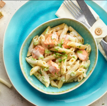 Pâtes au saumon dans une assiette